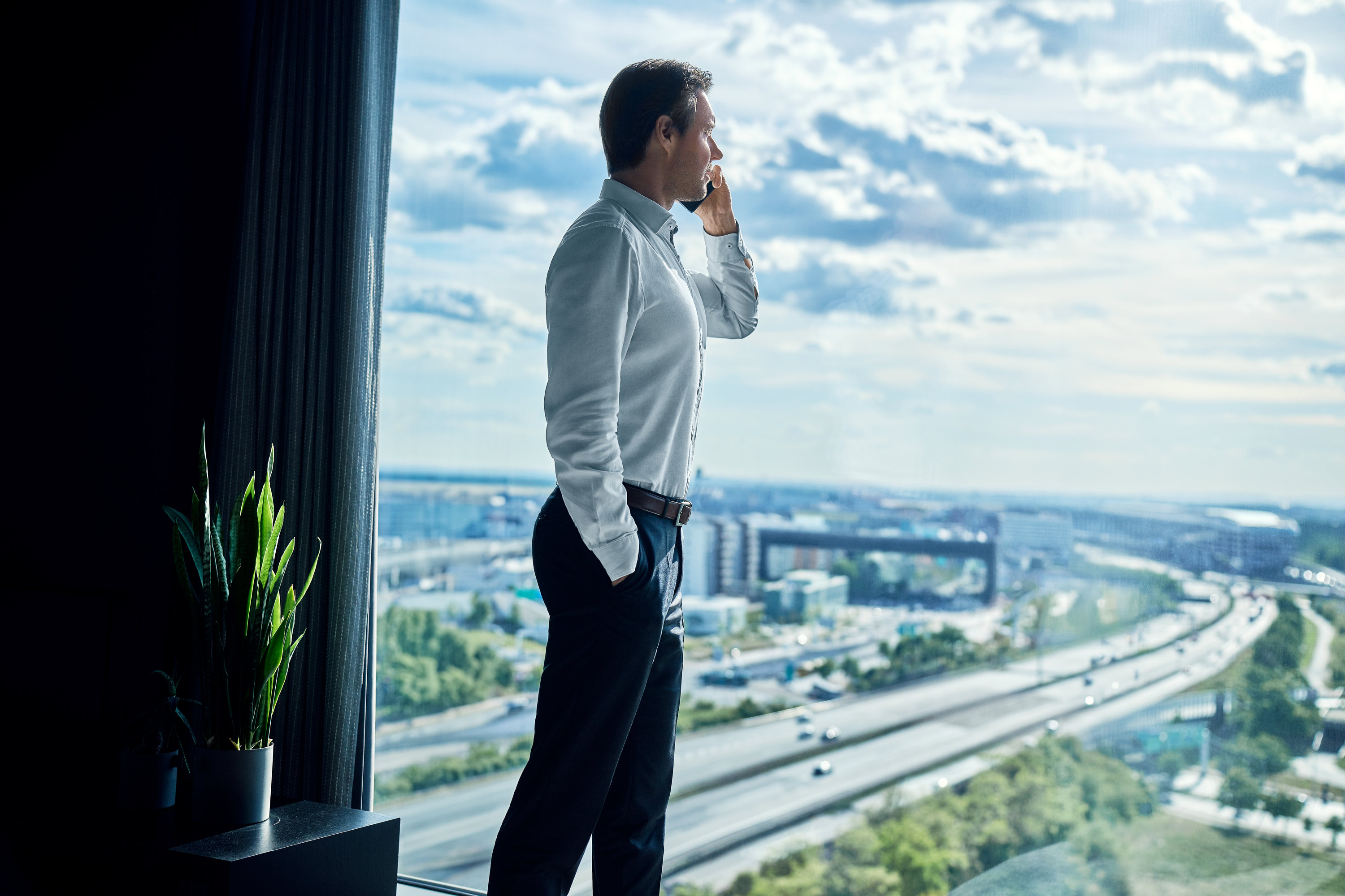 Editorial Business-Portrait Mann mit Skyline